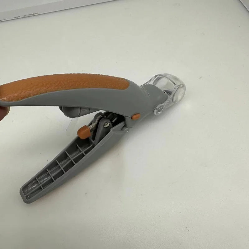 Pfotenpflege leicht gemacht – Nagelknipser mit LED-Licht für Hunde & Katzen
