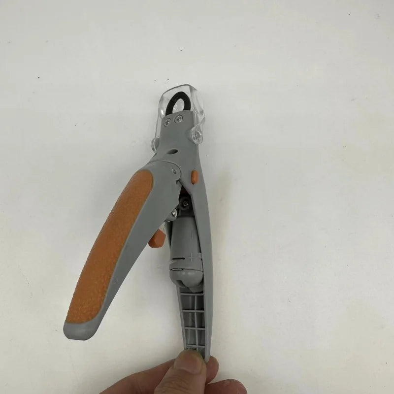 Pfotenpflege leicht gemacht – Nagelknipser mit LED-Licht für Hunde & Katzen